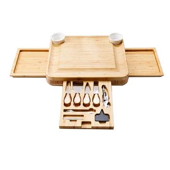 Набор от разделочных дъски за сирене с три чекмеджета Набор от разделочных дъски от бамбук съдържа четири ножа, две парчета от каменната плоча и мел.